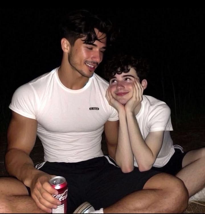 realethann5's tweet photo. The way he looks at him, oh that man is DOWN BAD 😭🫢🌈 https://t.co/tBosCA0Q3J