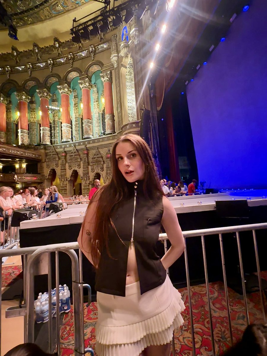 robbersmeb's tweet photo. like i genuinely feel bad for everyone who wasn’t at the detroit show and didn’t get to experience the locket tour in the most stunning theater ever #lockettourdetroit https://t.co/5QV0qTLL4J