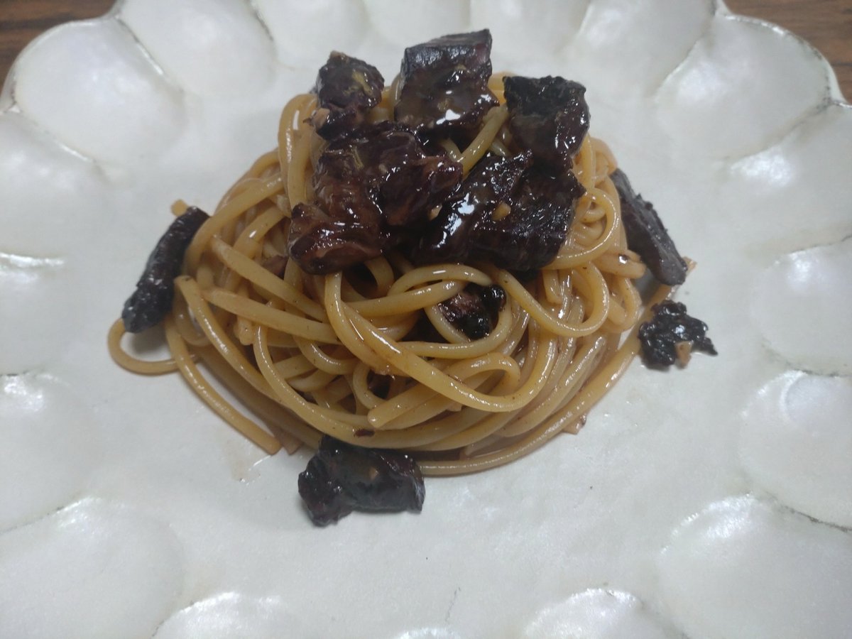 beriall89's tweet photo. ペポーゾで🍝
牛スネ肉に塩してしっかり焦げ目がつくまでソテーした後、ニンニク、たくさんの黒胡椒ホールといっしょに赤ワインで煮詰めています🎵
パスタとあわせる前にバターをひとかけら入れてマンテカトゥーラ😙
いただきます🤤
#おうちご飯
#料理好きな人と繋がりたい
#パスタ https://t.co/XJvM6vuZ7n