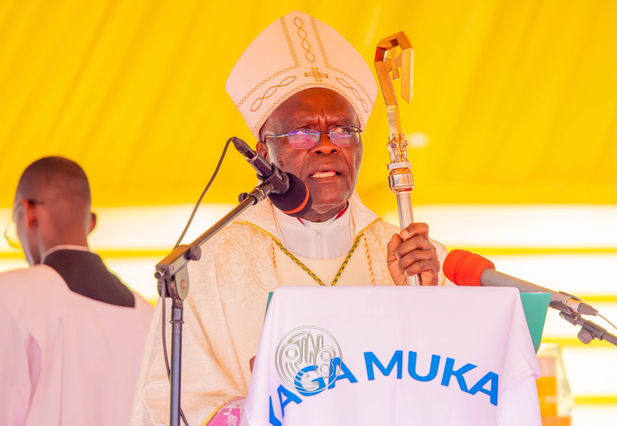 RTNBurundi's tweet photo. #Religion : ordination des prêtres 

 𝗟𝗲𝘀 𝗻𝗼𝘂𝘃𝗲𝗮𝘂𝘅 𝗽𝗿𝗲̂𝘁𝗿𝗲𝘀 𝘀𝗼𝗻𝘁 𝗮𝗽𝗽𝗲𝗹𝗲́𝘀 𝗮̀ 𝗽𝗿𝗼𝗺𝗼𝘂𝘃𝗼𝗶𝗿 𝗹𝗮 𝗽𝗮𝗶𝘅, 𝗹'𝘂𝗻𝗶𝘁𝗲́ 𝗲𝘁 𝗹𝗲 𝗱𝗲́𝘃𝗲𝗹𝗼𝗽𝗽𝗲𝗺𝗲𝗻𝘁 𝗱𝘂 𝗽𝗮𝘆𝘀.

Le Diocèse catholique de Muyinga a procédé, ce samedi 11 juillet 2026, à l'ordination de sept Pr��tres et de onze Diacres. La cérémonie s'est déroulée à la Paroisse Saint-Jérôme de Mwakiro, en présence du Vice-président de la République, Prosper Bazombanza, représentant le Gouvernement, accompagné de la Gouverneure de la province de Buhumuza, Denise Ndaruhekeye.

Dans son homélie basée sur l'Évangile selon Saint Luc (22, 14-37), l'Evêque de Muyinga, Mgr Joachim Ntahondereye, a rappelé que l'Église a besoin de nombreux serviteurs de Dieu pour annoncer la vérité et conduire les peuples vers une paix durable. Il a souligné qu'aujourd'hui le monde traverse de nombreux conflits, d'où la nécessite des serviteurs de Dieu engagés pour la promotion de la paix du christ. Il a exhorté les nouveaux Prêtres à annoncer Jésus-Christ, « le chemin, la vérité et la vie », afin de conduire les fidèles vers une paix durable. Il les a également invités à enseigner aux chrétiens à demeurer unis au Christ, fondement d'un développement intégral, et à rester fidèles à leur vocation sacerdotale.

Après l'homélie, Mgr Joachim Ntahondereye a procédé à l'ordination des Diacres et des Prêtres par l'imposition des mains. Les nouveaux Prêtres ont ensuite reçu les objets liturgiques symbolisant leur mission, notamment la Bible, saintes huiles et la coupe.