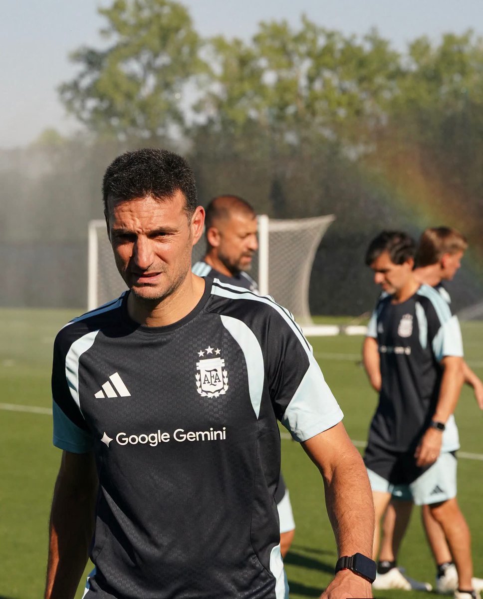 frenchieowners1's tweet photo. Scaloni’s tactical stubborness is getting annoying. Predictable XI, predictable subs. We have the squad to defend the WC, but not without adapting. If he pulls this same stunt against England, fans better prepare for defeat.
#argentina #fifaworldcup #lionelmessi https://t.co/oDVuwNqOTf