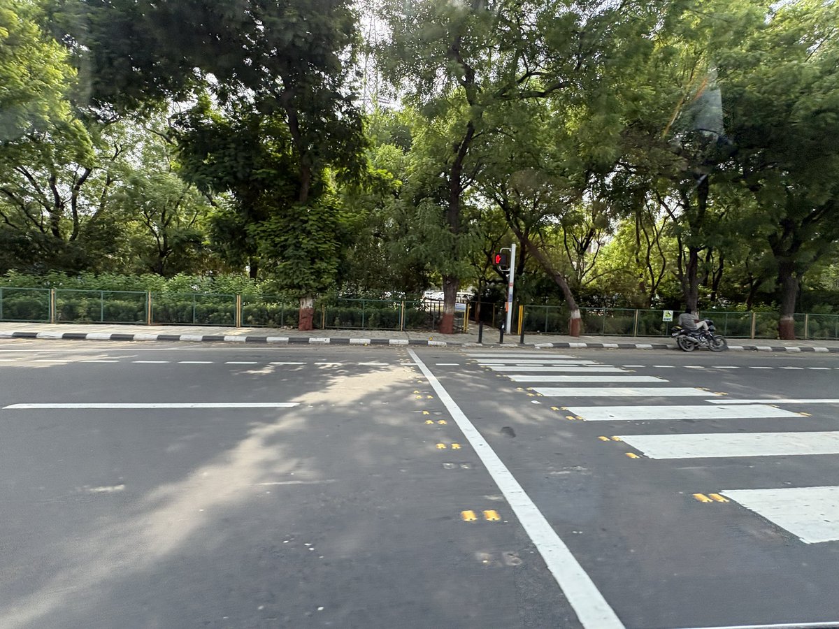 bhaumikgowande's tweet photo. Ahmedabad’s streets will put all Indian cities to shame. Continuous tree cover, accessible footpaths with curb ramps, signalised pedestrian crossings every 200–300m, bus boarding islands that keep traffic moving &amp; buses that actually dock flush with the curb. Urban design ✅✅✅ https://t.co/YLsohXDIol