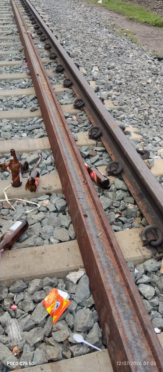 RailTatanagar's tweet photo. 🚨 रेल पटरी या नशेड़ियों का अड्डा?

निर्माणाधीन आदित्यपुर–सलगा झरी थर्ड लाइन पर हर शाम ढलते ही नशेड़ियों का जमावड़ा लग जाता है। यह सिर्फ अवैध गतिविधि नहीं, बल्कि यात्रियों और स्थानीय लोगों की सुरक्षा के लिए भी गंभीर खतरा है।

📍 स्थान: जुगसलाई फाटक के आस पास

@CKP_Division महोदय, कृपया @rpfserckp को तत्काल कार्रवाई के निर्देश दें ताकि इस पर रोक लग सके और क्षेत्र सुरक्षित बनाया जा सके।

रीपोस्ट करें ताकि जिम्मेदार विभाग तक यह मुद्दा पहुँचे। 🚆⚠️
@RPF_INDIA @RailMinIndia @mpbidyutmahato @Jsr_police @serailwaykol