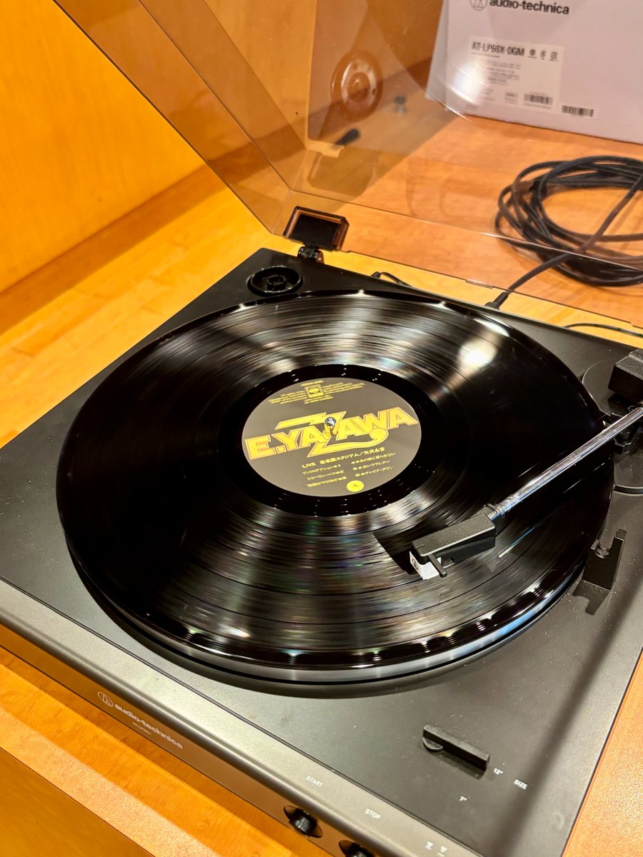 take847fmy's tweet photo. #FMヨコハマ 「 Take your time. 」

15時の頭はレコードの時間

レコード好きの武居詩織が選んだ今日の1曲は、、、
矢沢永吉さんのライブアルバム『 LIVE 後楽園スタジアム 』 から「チャイナタウン」

🔗https://t.co/GDx4ZjKBAF

#take847 https://t.co/pgdCUYR2L5