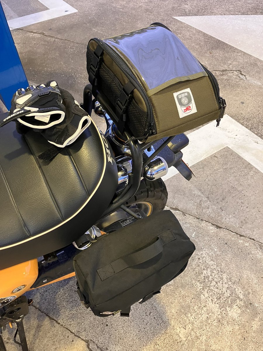 tokotoko_monkey's tweet photo. タンクバッグを初搭載。
フレームだけの時のクリアランスが神すぎてバッグ有りだと上がらない。
チャックを開けるのも至難。
バーを外せば解決だけど、外したくないから、逆向きに。
そして給油時、最終形態www
もう、これでいいかとも思ってしまうほどのフィット感✨タンクバッグとは… https://t.co/Ae0bg7mic2