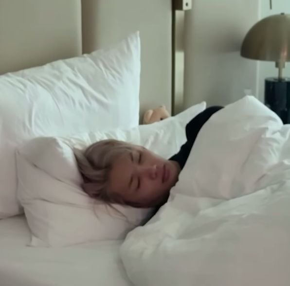 143_skzs's tweet photo. sleepy jo 🥰 https://t.co/NDZ0qzQb4s