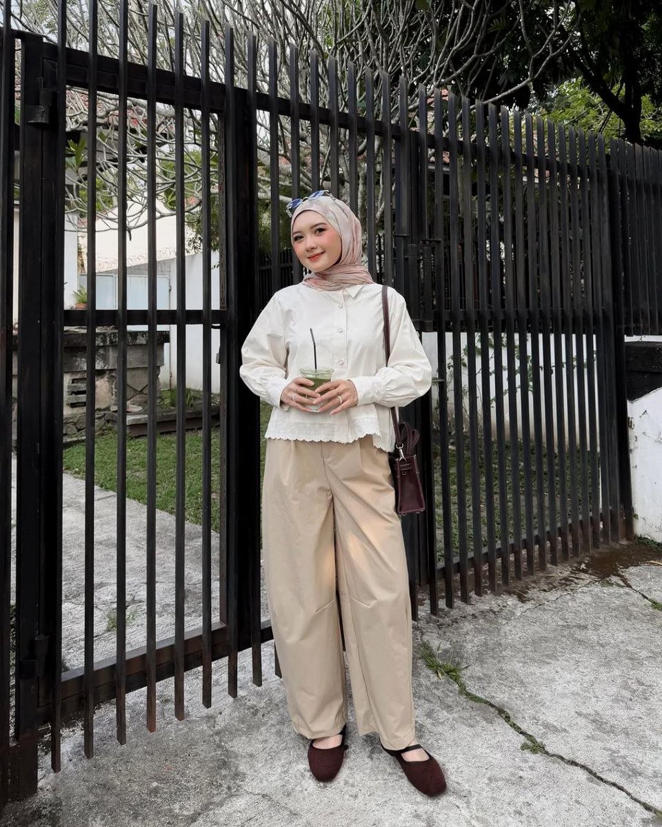 kaaaayld's tweet photo. Guyss liat aku nemuin outfit yang super simpel tapi cute 🥰 🥰 
yu buat cwe cwe yang suka ootd outfit ini masi aman  
✨top https://t.co/WxhQUk3oMB
✨pants https://t.co/1VvoL8k742
✨hijab https://t.co/u2A65vU2OX
✨bag  https://t.co/nUGy6YJAYN
✨shoes https://t.co/Ab3FtLWlON https://t.co/iO0YtJ8EE4