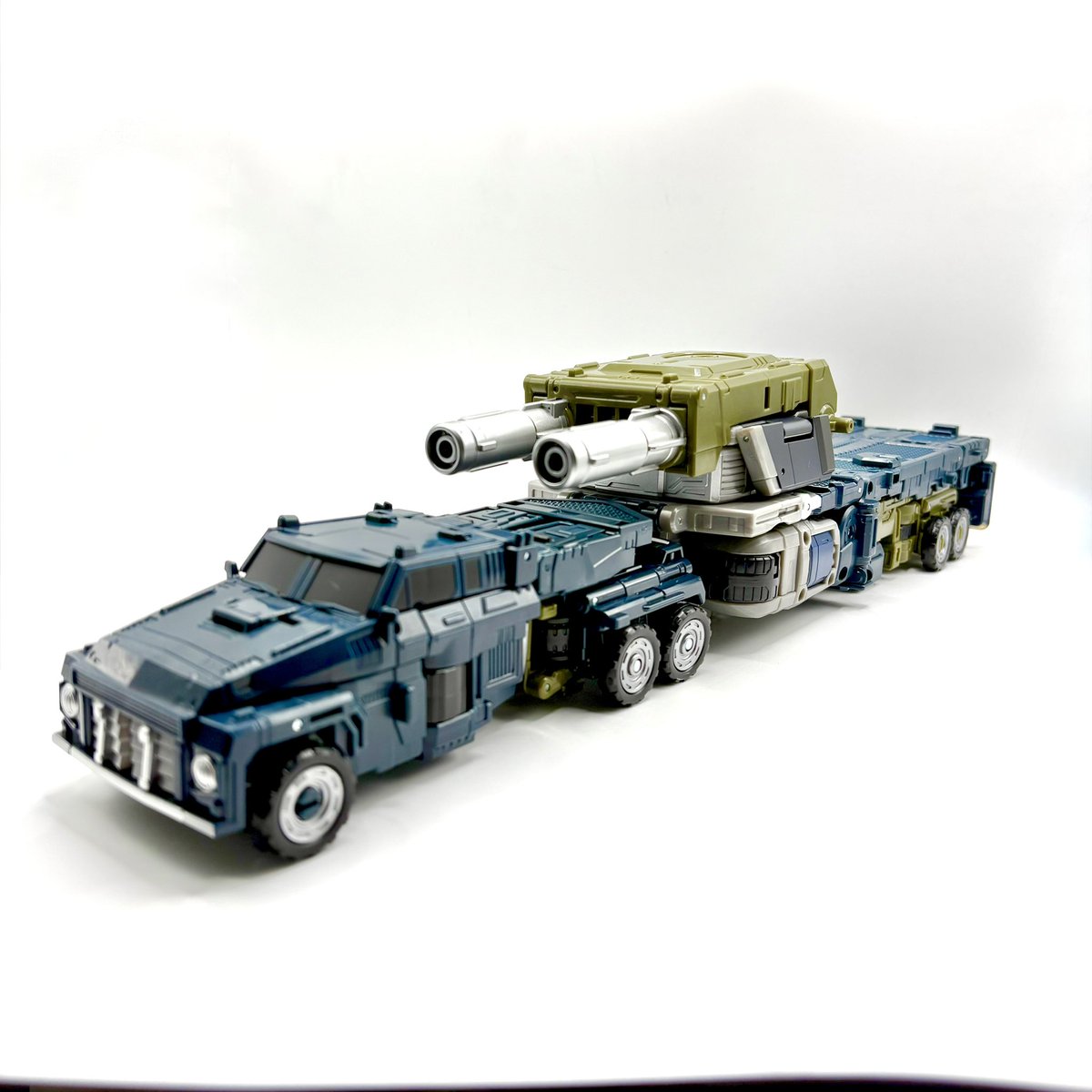 azheem2000's tweet photo. Onslaught - Age of the Primes. I borrowed G1 version of Onslaught’s rifle &amp; it fits perfectly. 
#transformers #collectables #collector #collection #combaticons https://t.co/yHywdnxCL0