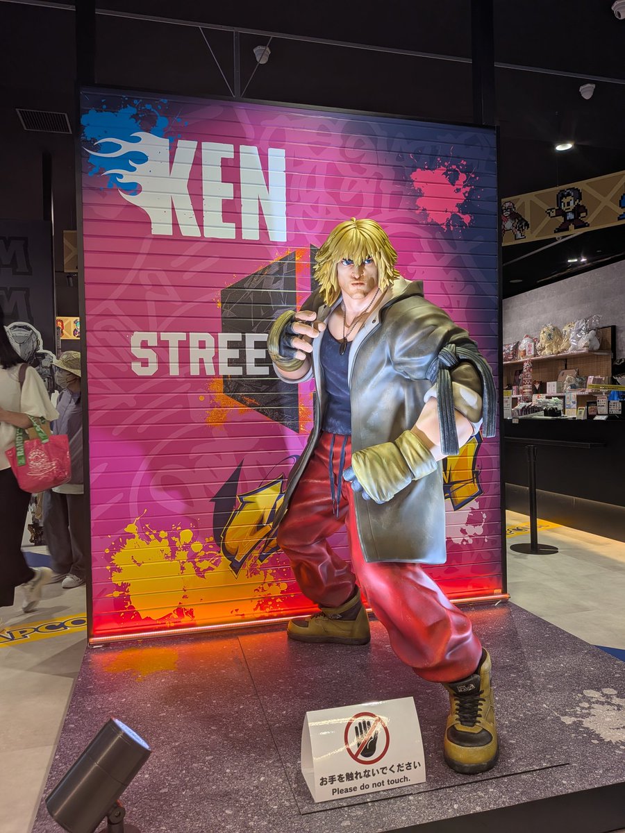 ABIProject_2023's tweet photo. #CAPCOMIX  あべのHoop へ。
入口には、 #ストリートファイター6 のケンの立像が…⁉️
さらには、各作品のキャラクター達が壁際に✨

なんだか豪華やね✨️ https://t.co/AfES7hYF7x
