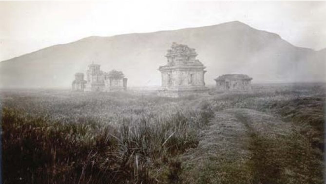 motherlander's tweet photo. Keberadaan Dihyang atau Dieng sebagai gunung suci tempat pemujaan leluhur telah tercatat dalam prasasti² sejak 808-809 Masehi. Namun, Dihyang sebagai kota para pendeta yang dikelilingi taman bunga dan telaga suci baru tercatat dalam Prasasti Lintakan (12 Juli 919) https://t.co/3JBb8bzVSj