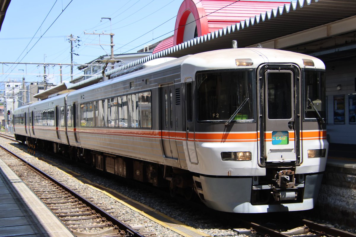 series373f1's tweet photo. 昨日は、373系の臨時特急ごてんば号が運転されました。
373系好きの私としては見逃せない列車でしたが、諸事情で現地には行けず泣く泣く撮影は断念。
替わりに先日撮影した画像を眺めて我慢です(笑)
飯田駅にて秘境駅号の幕回し中。
2026.5.10 https://t.co/5CCJZj0wyr