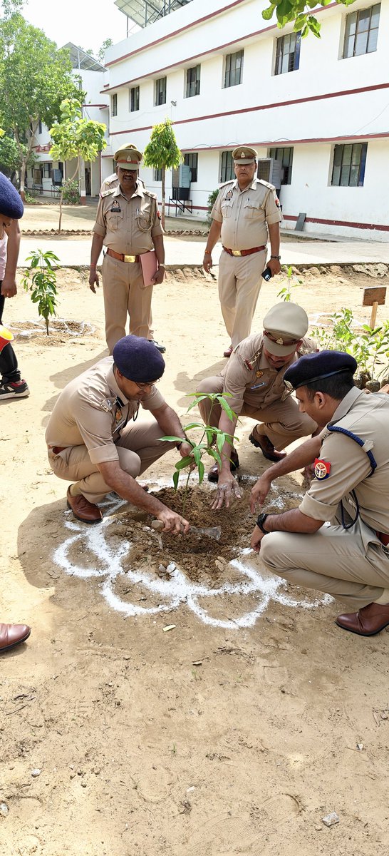 mainpuripolice's tweet photo. 🌴 आज दिनांक 12.07.2026 को वृहद वृक्षारोपण कार्यक्रम के तहत #SPMPI गणेश प्रसाद साहा एवं #अपर_पुलिस_अधीक्षक_नगर द्वारा रिजर्व पुलिस लाइन मैनपुरी में 'वृक्षारोपण महायज्ञ - 2026' महाभियान के अंतर्गत वृक्षारोपण किया गया।

"आओ हम सब मिलकर प्रकृति के सौंदर्य को बढ़ाएं" 🌲 https://t.co/ToQvpdMNJp