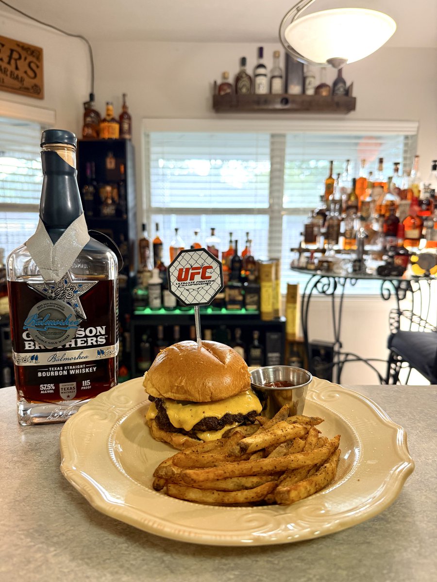 Typhoon43's tweet photo. @depthofghost Killer fights and killer bites tonight! Cheers! 🥃 https://t.co/KQ1VKAjS3x