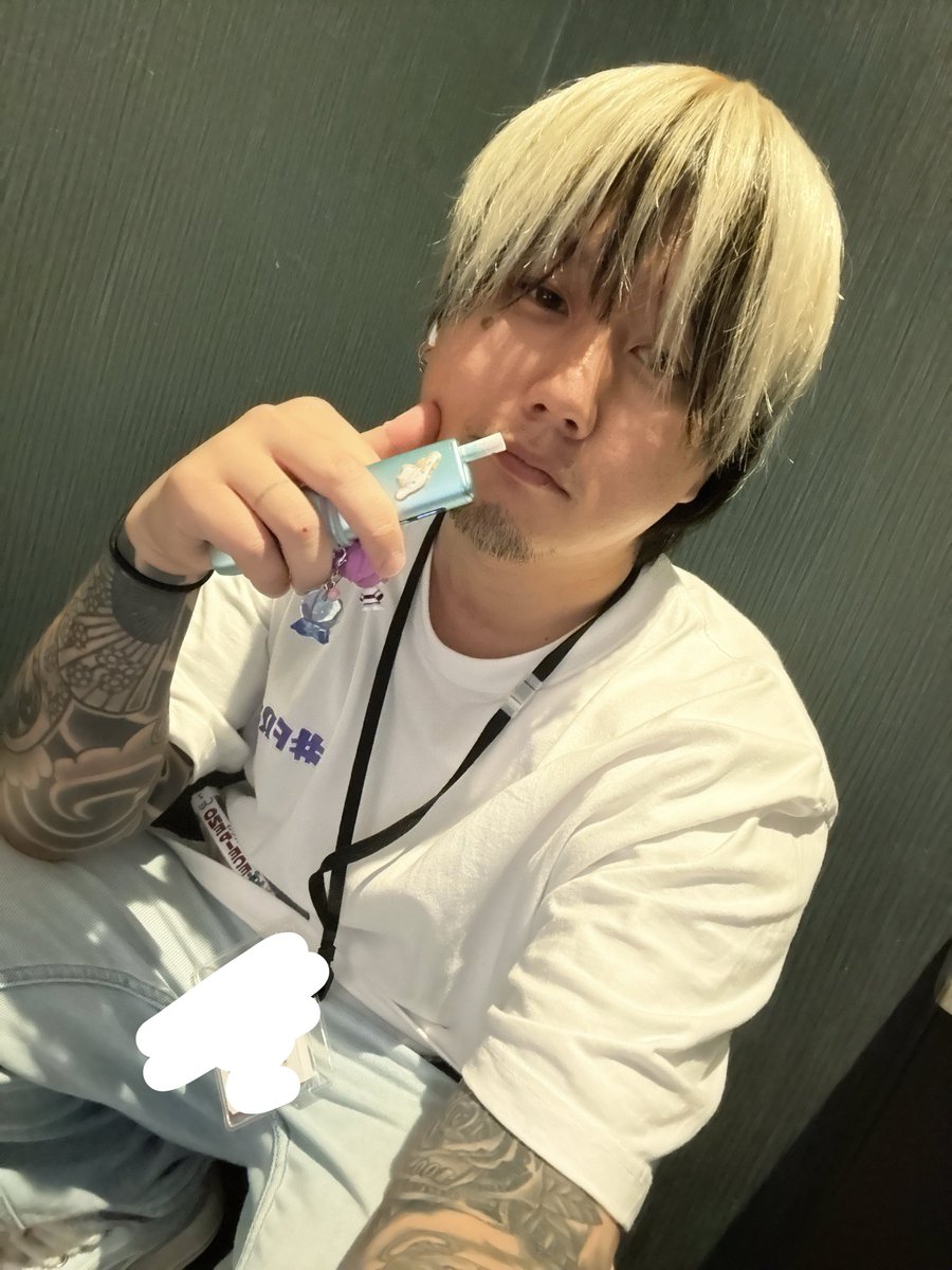 harusanday_jp's tweet photo. 今日は裏垢女子の撮影のボディガード役で呼ばれています。撮影場所に通話状態のスマホ置いて俺は少し離れたところに待機させられているので、チンポをしごくところを音声だけ聞かなければならず、ただただ勃起してる中年男性になっています。 https://t.co/YFiUZQ5phO