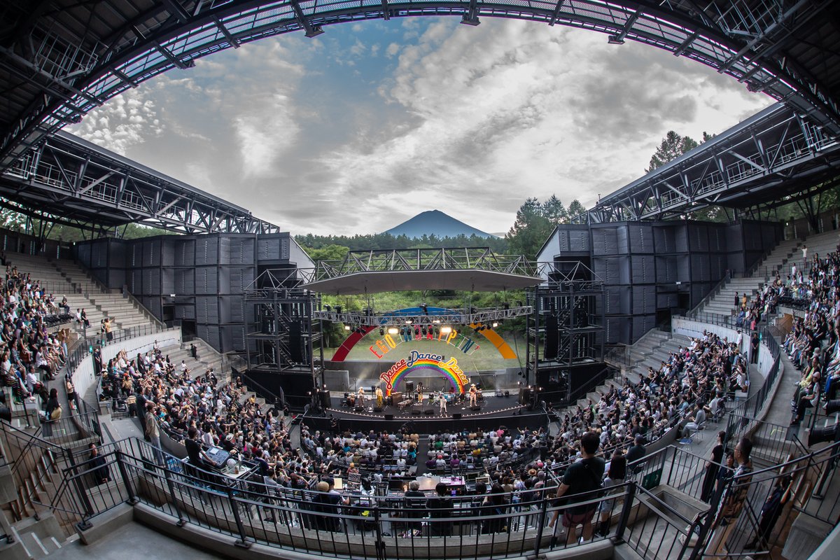 EGO_WRAPPIN_JP's tweet photo. EGO-WRAPPIN’ “Dance, Dance, Dance”
河口湖ステラシアターでの公演にお越しいただいたみなさんありがとうございました。

日比谷野音から富士山の麓・河口湖ステラシアターへと会場を移しての初開催。自然豊かな環境のなか、ステージ越しの富士山が最高でした！

photo by 仁礼 博 https://t.co/G7ebelS2RE