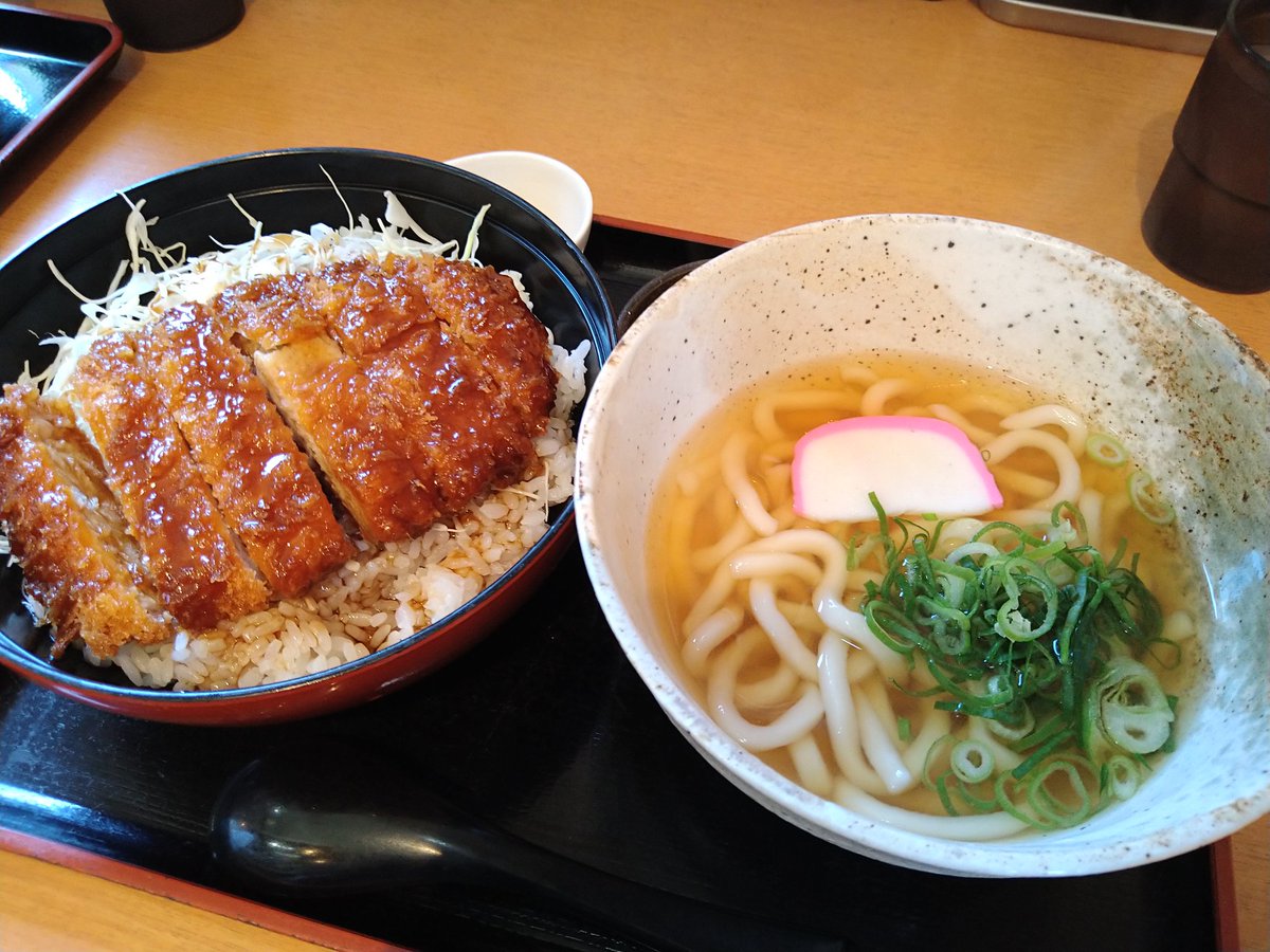 Hituzimoe's tweet photo. 妻とお昼ごはん♪♪
壱で僕はソースカツ丼セット、妻は親子丼セットをいただきました。
ソースカツ、めちゃめちゃ美味しかったです(⁠≧⁠▽⁠≦⁠) https://t.co/If9EtveIjj