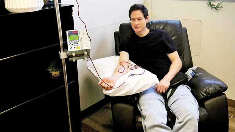 Hurriyet's tweet photo. 🧬 ABD’li milyarder Bryan Johnson, yıllardır geniş bir doktor ekibiyle “ölümsüzlük” hedefi doğrultusunda sıra dışı bir yaşam sürüyor.

💊 Her gün 100’e yakın takviye alan, düzenli kan tahlilleri yaptıran ve akşam 20.00’de uyuyan Johnson’da otoimmün gastrit hastalığı ortaya çıktı.

⚠️ Uzmanlara göre bu tür hastalıklar, bağışıklık sisteminin yeterli düzeyde tehdit ile karşılaşmaması sonucu gelişebiliyor.
@buseozelll 
https://t.co/vG6h1vyICZ