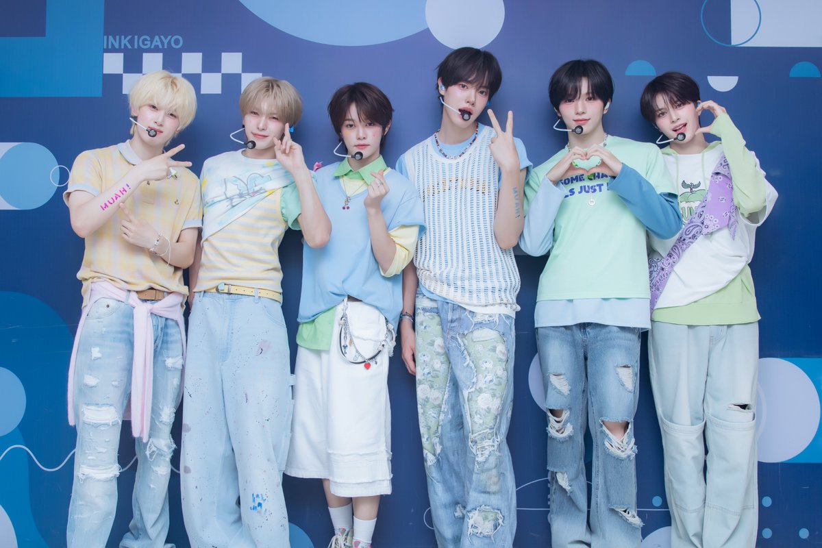 kpop_sbs's tweet photo. [👔] 260712 #착장인가

잠시 후 오후 3시 10분!
#인기가요 에서 만나요❤

#베이온 #VAYONN #MUAH @VAYONN_inkode https://t.co/vLDovLS2P0