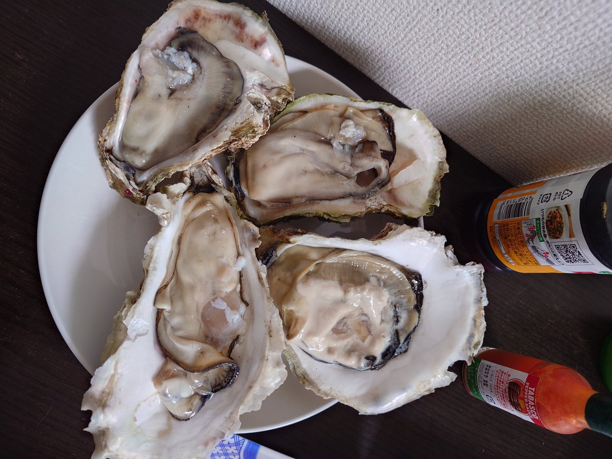 180owner's tweet photo. 今日のお昼ご飯は生牡蠣食べ比べとヒラメの刺身、クジラの刺身なり。
生牡蠣は左上から、夏輝、京都福井の岩牡蠣。岩手産の真牡蠣 https://t.co/fz7pzhobZO