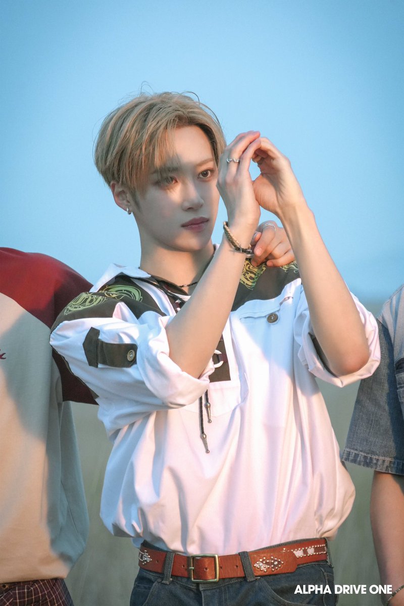 haoseofiles's tweet photo. 260712 plus chat update #HAOSEO #콩쟈반 #JUNSEO #ARNO #준서 #아르노 

2026 ALPHA DRIVE ONE FAN-CON TOUR [STAR ROAD] VCR Behind Photo https://t.co/xIaLWCzucF