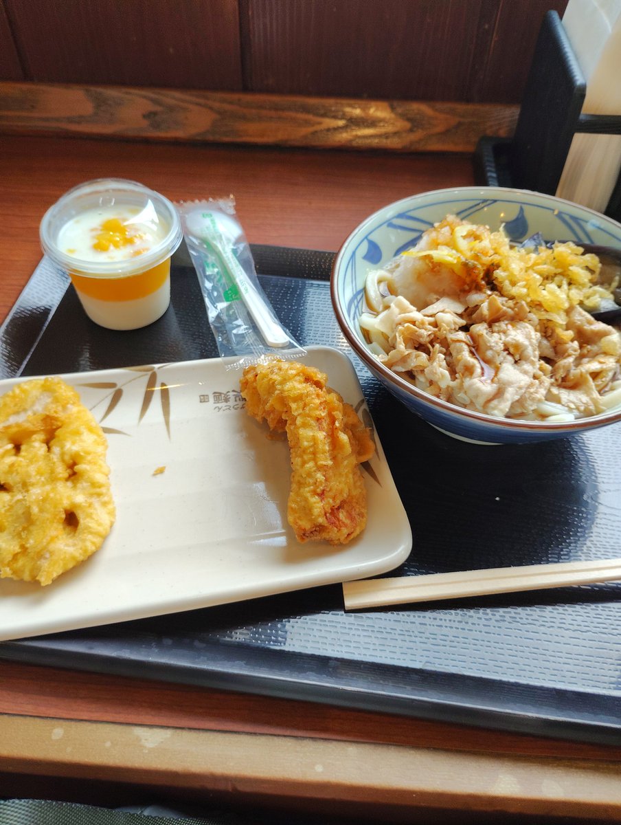 bk21147's tweet photo. 隣町丸亀製麺で鬼おろし豚しゃぶぶっかけとうどんプリン（マンゴー） https://t.co/j7CUNwcNA9
