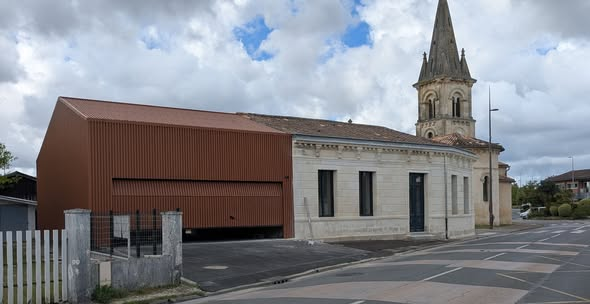 BadreProf's tweet photo. @VincentJeanbrun Les maisons anciennes avaient des volets ! 
Et ce n'est pas au maire d'un moment de décider pour tous ceux qui voient les constructions qu'ils peuvent imposer par snobisme ou par goût des économies à deux balles. https://t.co/agfQ49ubVK