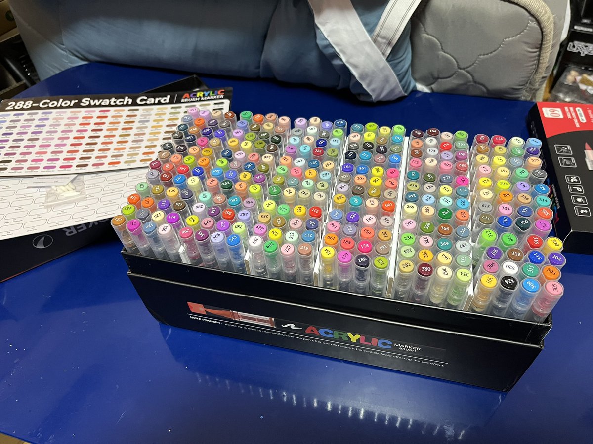muko037's tweet photo. 水性アクリルマーカーを試してみて割と良かったので色数の多いのを買ってみました！
早速カラーチャート作ったんですが近似色ってまだまだ足りないんですね…
288色中ギャップと明らかに違ったのは2色だけでした。
なお顔料によっては隠蔽力の弱いのやムラの多いのがあって全部の色は使えないかな？ https://t.co/GrQKQa7QNR