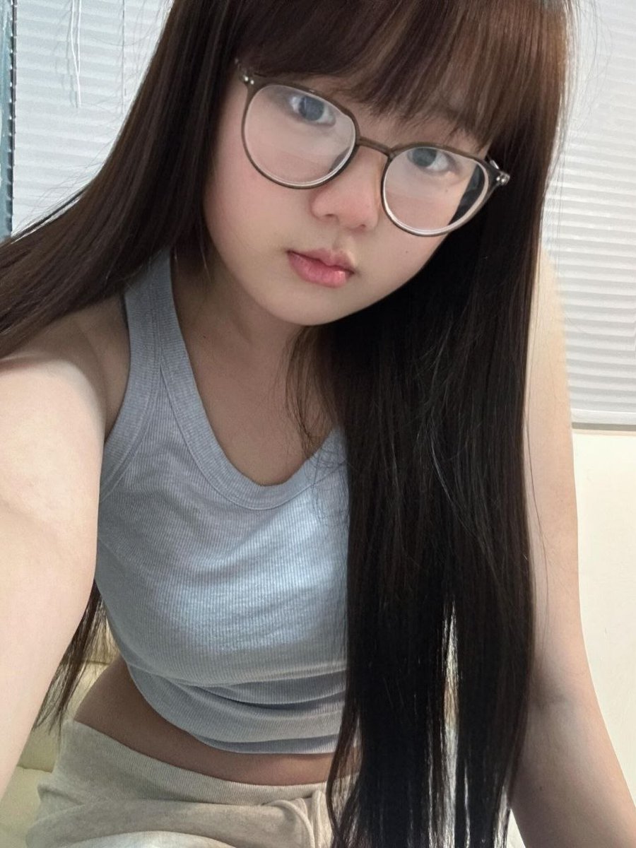 bojun1116's tweet photo. 第一天認真玩 X，發現原來這裡比想像中安靜😂
難道大家都在潛水嗎？
有看到這則的，來跟月見小沐打個招呼吧🌙

#台北 #畢業生 #新朋友 https://t.co/7rPWsIn56Z