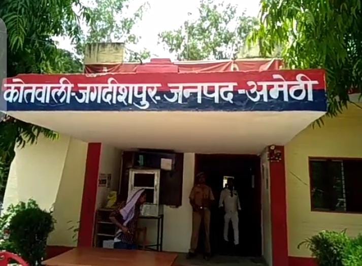 up_ki_bat's tweet photo. लडकी को देखकर गलत नियत से घर मे घुसे दो आरोपियों को पकडकर घर वालों ने @112UttarPradesh को सौपा अब आरोपियों को बचाने के लिए दलाल थाने के आसपास विश्वसनीय नेटवर्क ढूंढ रहे हैं कैसे भी आपरेशन रक्षा का सौदा हो जाए न्याय अन्याय @amethipolice के हाथ @Uppolice #अमेठी #जगदीशपुर_कोतवाली https://t.co/geRjeiOCkM