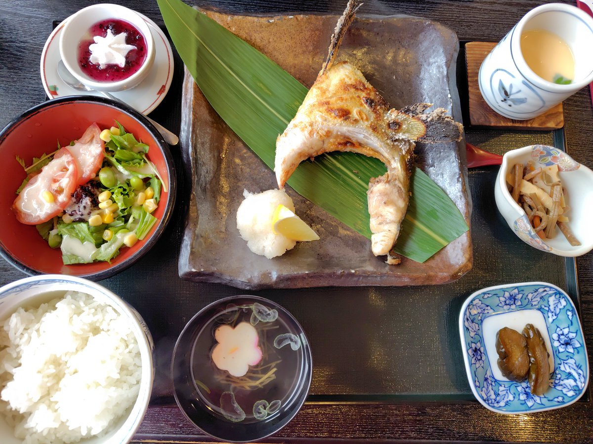 koemugi1's tweet photo. 多賀城の「和食の小島」でランチ♪

旦那さんは「ねぎとろ丼」、
私は「かんぱちのカマ焼き膳」

お寿司屋さんの和食膳の味😋
茶碗蒸しも滑らかで美味しい✨

お店の前の紫陽花が綺麗に咲いていました😄 https://t.co/AK80XP6vpl