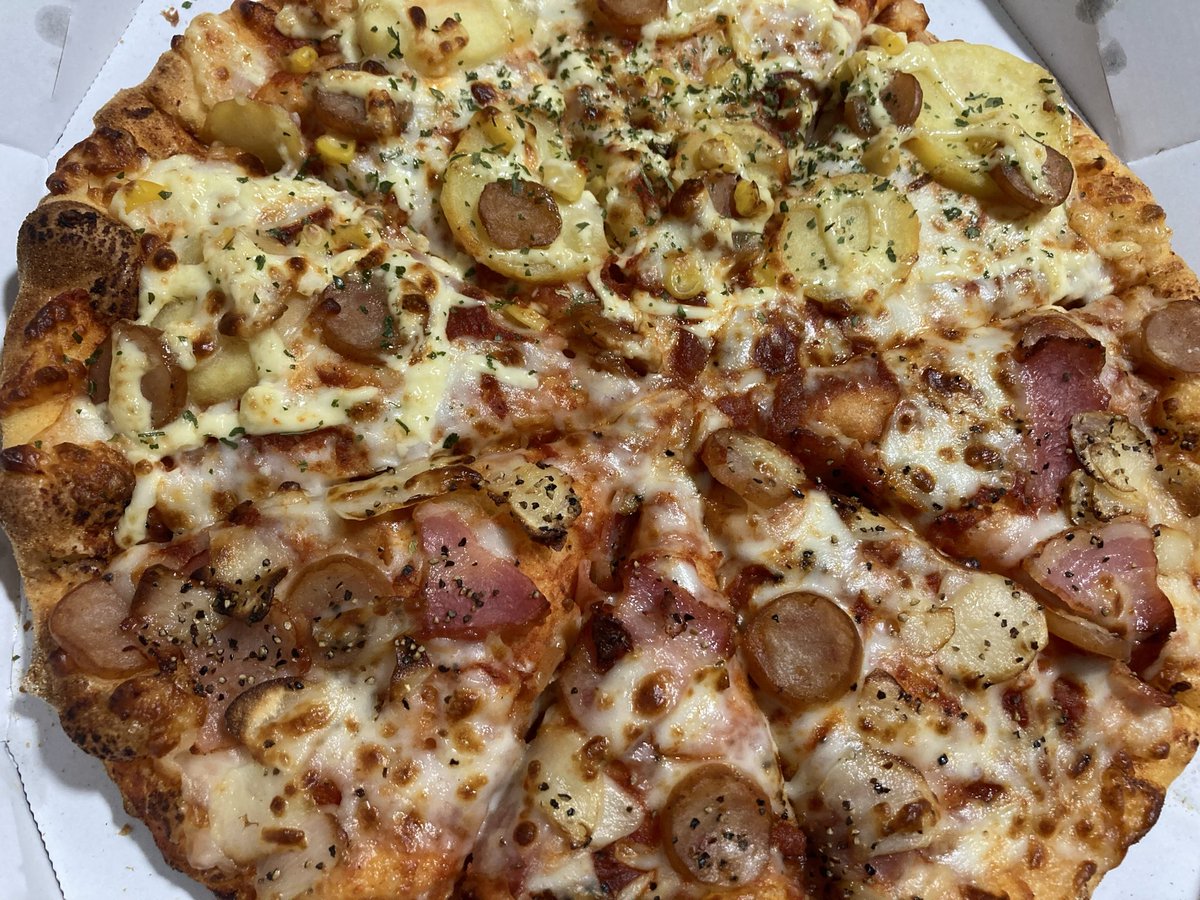 ProShiropro9's tweet photo. 最近夕食は宅配ピザが多めなのですが、配送していただける方が、どう見ても高校生で全くスレていないので、なるべく優しく接し、これから暑いので飲み物を迷惑じゃなければもらっていただくことにしました🍕まだ未来あるこれからの若者なのでなおさらかな😅

自分の心配しろよって話ですかね（笑） https://t.co/QVF1u8CvQk
