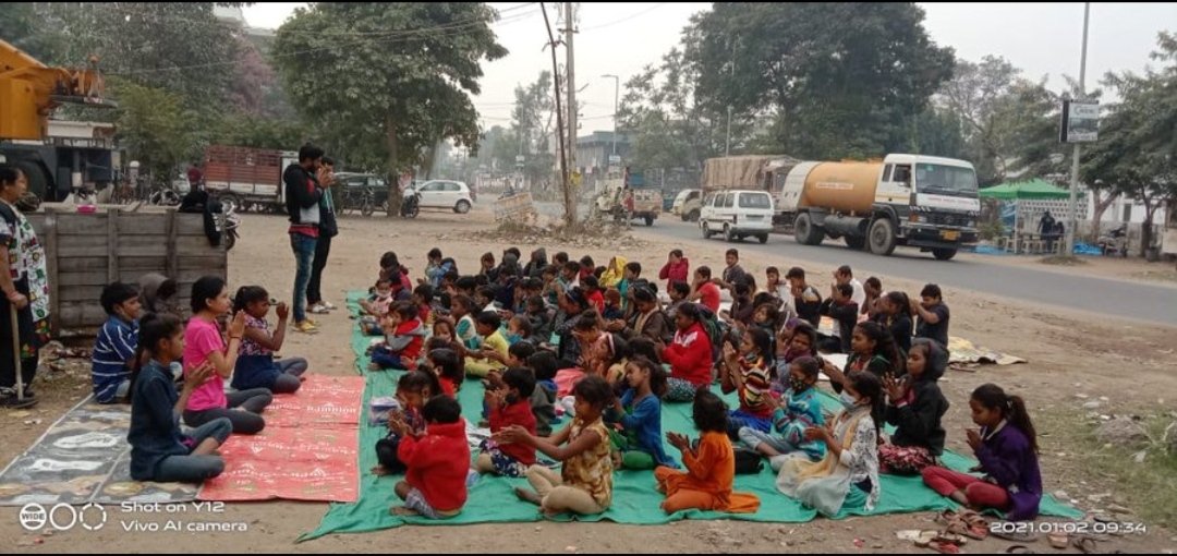 streetschool06's tweet photo. રોડ પરથી શેડ સુધી પહોંચવામાં ૧૨ વર્ષનો અથાક સંઘર્ષ લાગ્યો છે,
પણ મારા મમ્મીના એ એક જ દ્રઢ સંકલ્પે આજે સેંકડો બાળકોના ભવિષ્યને નવી દિશા આપી છે https://t.co/gLIOAoTXX8