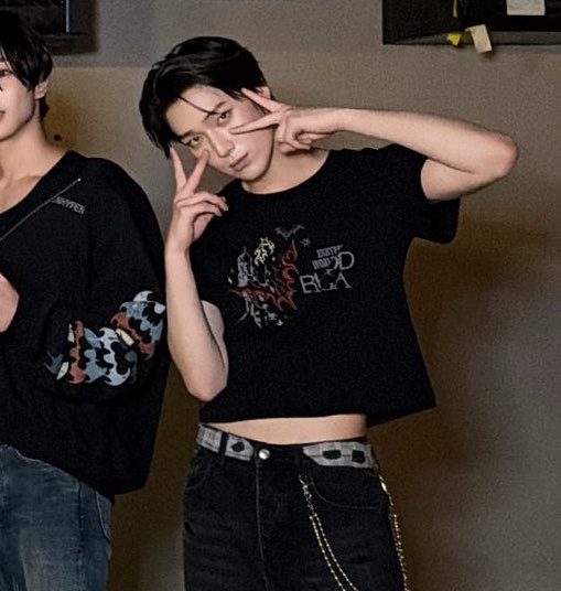EN7ernally's tweet photo. please let sunoo wear cropped tops for the rest of the blood saga tour 😭 https://t.co/aPwOAkeeSm