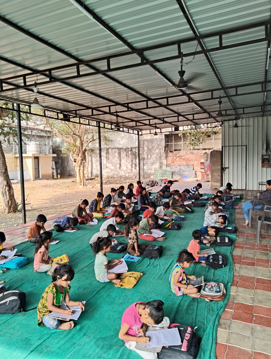 streetschool06's tweet photo. રોડ પરથી શેડ સુધી પહોંચવામાં ૧૨ વર્ષનો અથાક સંઘર્ષ લાગ્યો છે,
પણ મારા મમ્મીના એ એક જ દ્રઢ સંકલ્પે આજે સેંકડો બાળકોના ભવિષ્યને નવી દિશા આપી છે https://t.co/gLIOAoTXX8
