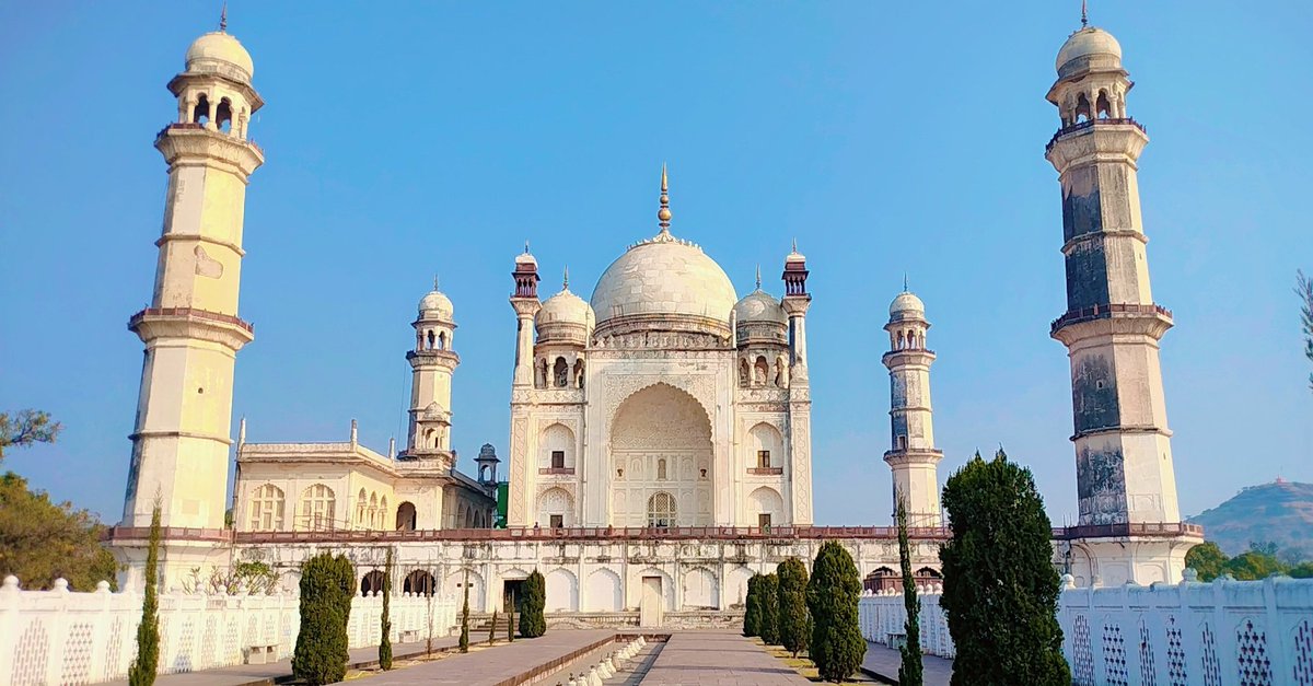 UkeyVidya's tweet photo. History ke saath ek khamosh lamha......
Bibi ka maqbara..🤍
#bibikamaqbara
#chhatrapatisambhajinagar https://t.co/Ybu3R3kc3a