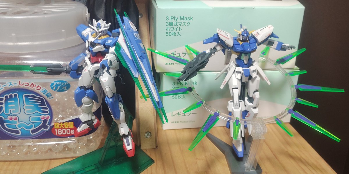 koiru_star's tweet photo. そしてこれはつや消し吹き終わった後で発覚した部分塗装忘れ
まぁ乾くとつや消しとほぼ同じ状態になるから助かった
FXと並べ
お前らの武器は何でできている https://t.co/Z580MViKeq