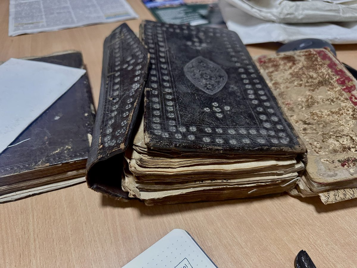 tahafshah's tweet photo. ..so and so said that sitting in the corner of an archive and sifting through the tattered pages has a joy of its own. https://t.co/Tvx4PiGH1B