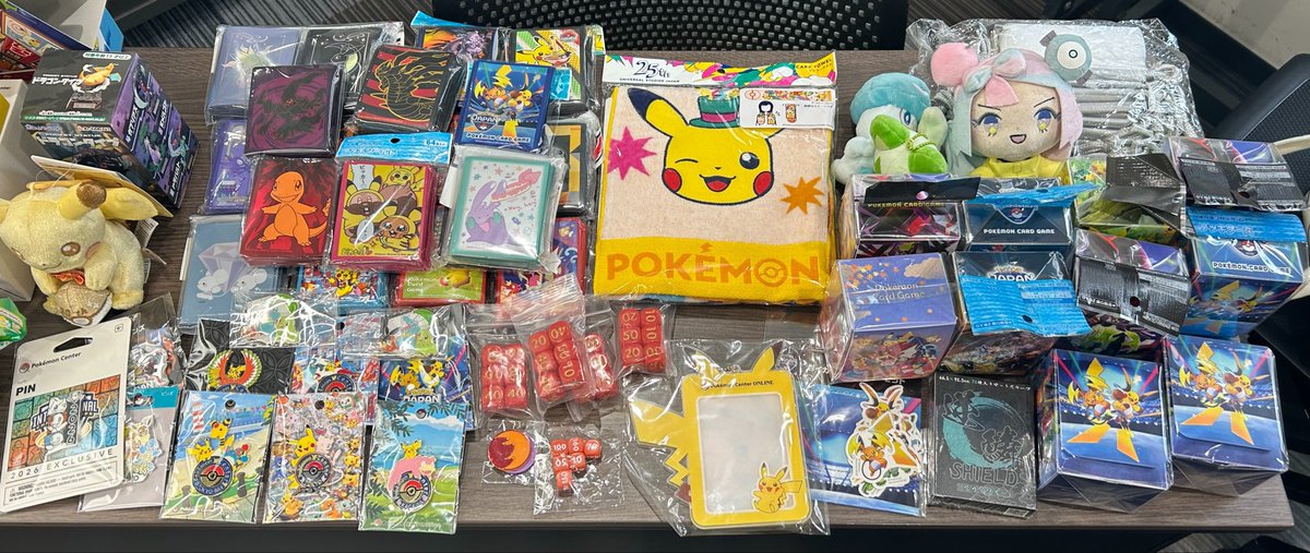 often330's tweet photo. #ポケカのおふ会 今年も始まりました！

今年も以下2社様に協賛いただいてます！
いつもありがとうございます🙇🏻‍♂️(五十音順)

CRAFTCROWN様(@pokehaya_jpn )
ボクらのカードショップ様(@bokurano_card )

協賛品含め本日の景品です🥰 https://t.co/2ONCoBIkoD