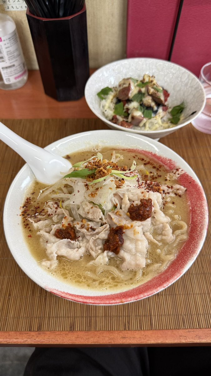 KodaiSamej2489's tweet photo. 麺や 福々三座
豚三座

初訪🍜
濃厚でありながら飲み口スッキリした鶏白湯スープ🐓
めちゃくちゃ美味しい〜😆

もちっとした縮れ麺、そして豚しゃぶが入っていてスープとの絡みが最高！豆板醤も辛味が効いて美味さに拍車を☺️
大満足‼️

駅名好き

#福々三座
#鶏白湯ラーメン
#八千代市
#八千代緑が丘駅 https://t.co/e7SqANOcQm