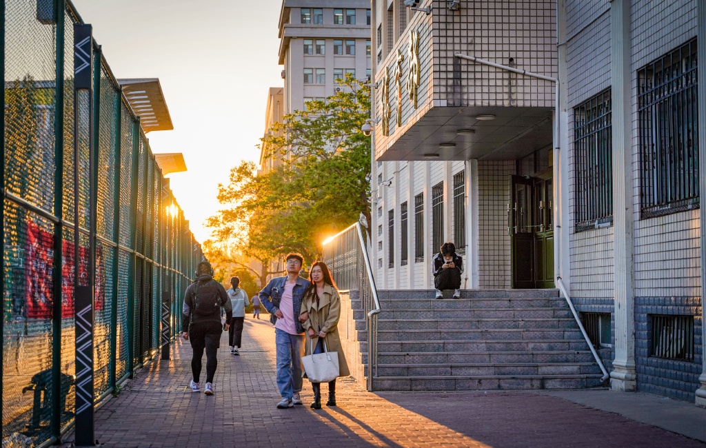 loveladys5's tweet photo. [Campus Photography Club Activity Alert!  Join our sunset shoot at North Square this Fri 6pm—new members u0026 pro tips welcome! Tag a friend who loves clicking! #CampusLife]， https://t.co/6jpi5JdVjQ
