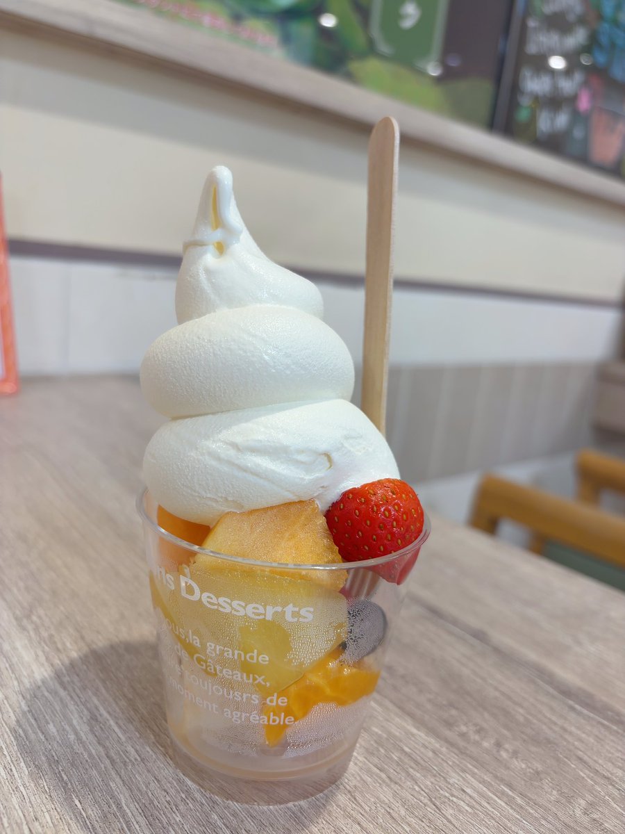 eri_mikan's tweet photo. 藤崎で休憩〜

フルーツソフトうまー🍓 https://t.co/sdicISEV1I