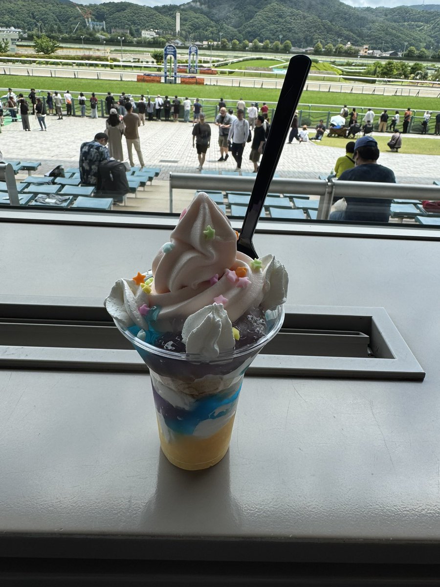 tanaka617's tweet photo. 実は先週、福島競馬場に行ってました。
デュンケル、台湾ラーメン、安納芋ジェラート、七夕パフェ https://t.co/oAjhStt3jn