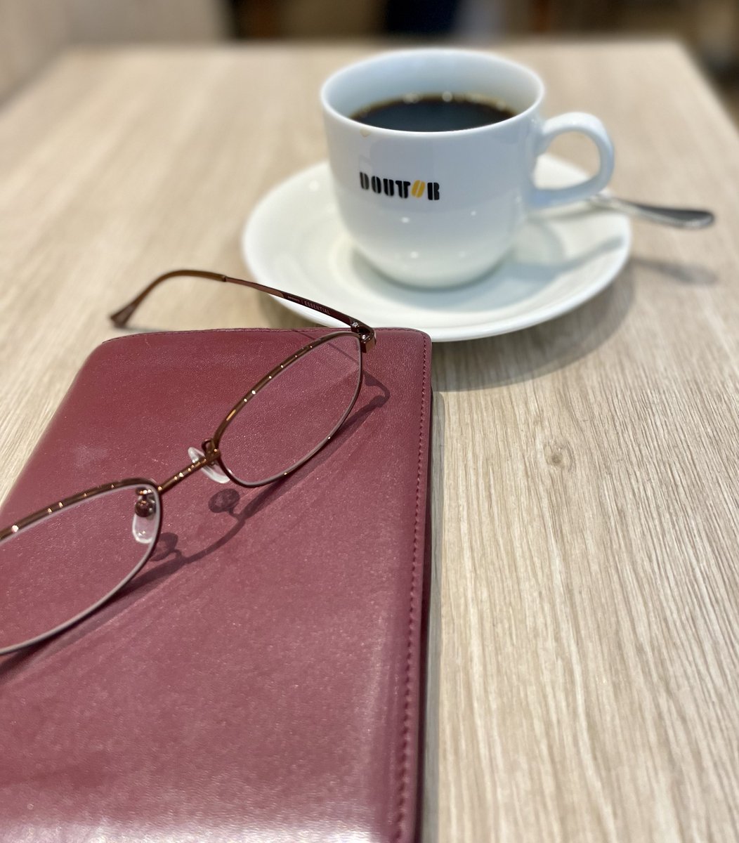 kmz0402's tweet photo. 所用で隣町まで外出。
1人ゆっくりランチはドリア。
まさかの鉄板で出てきた💦
猫舌なので肺活量検査並にフーフーしながら頂く。
読書と珈琲タイムも忘れずに過ごし、3時間だけの自由時間満喫。 https://t.co/DVH6m2e7Io