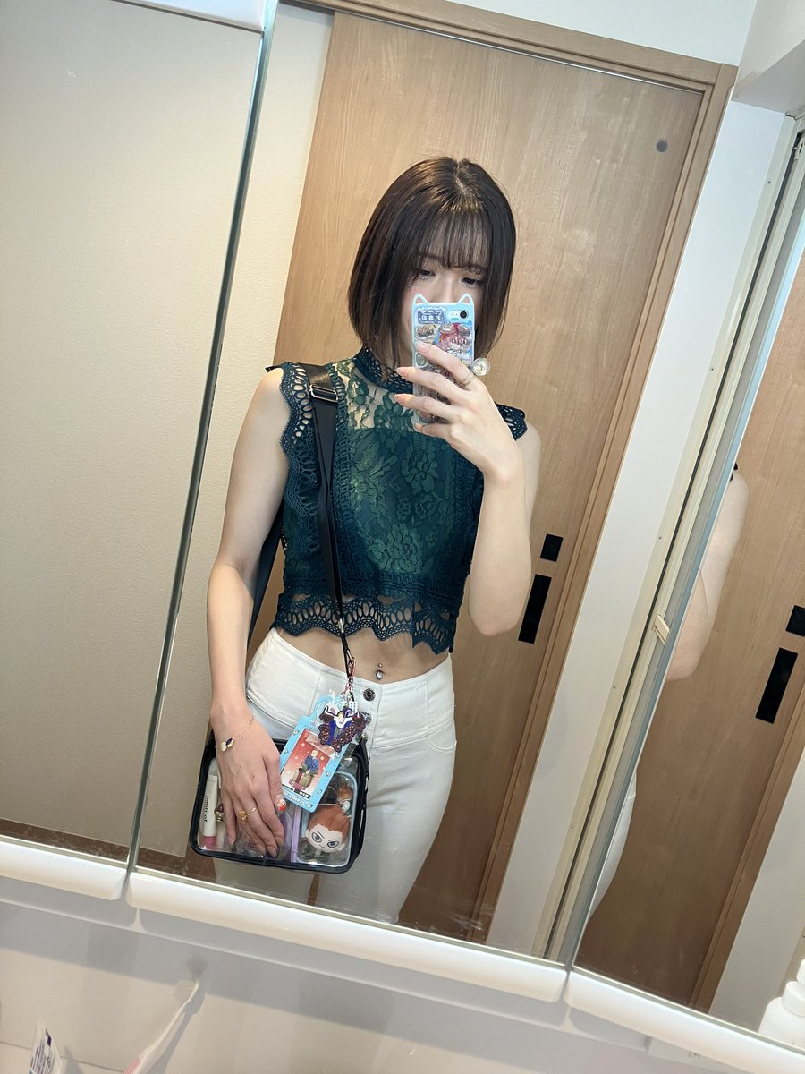 htk0627's tweet photo. うっふ〜〜〜ん♡会場着いたわよ〜〜〜ん♡突貫で作ったネイルもうちわも出来そこそこだけど、楽しむ気だけは満々よ！！！！ https://t.co/hQIazqaItS