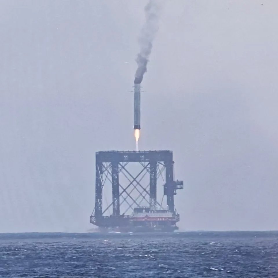 Tim_L51's tweet photo. Wow! Long March-10B reusable rocket absolutely nailed its maiden flight! Delivered a satellite into preset orbit AND snagged its first stage via that brilliant seaborne net-capture system. 
#LongMarch10B #CASC #SpaceTech https://t.co/I4zK5qDtE8