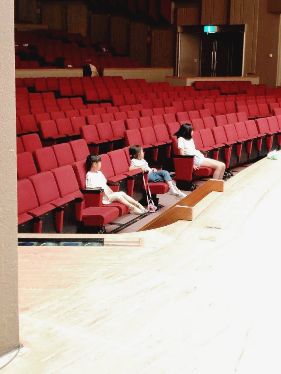 otonoha_r1's tweet photo. ホール練習ではこちらの監督たちから見られていました🧐

#ゲネのゲネ
#おとのは
#ファミリーアンサンブルおとのは https://t.co/n2QMYfgEfM