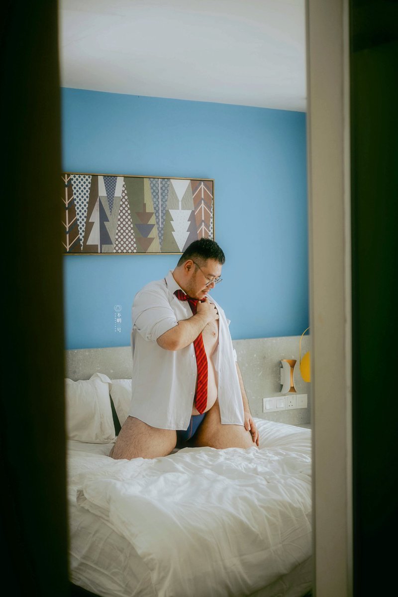 undefinedmy's tweet photo. 不明三号 人像拍摄

性感，
从来不是迎合一种标准。
而是当你终于不再隐藏自己。
每一道线条，
每一种身形，
都值得被欣赏。

真正的魅力，是自在。

@spec_bear 

#不明三号 #undefined #男性写真 #bodypositivity #selfacceptance #menportrait https://t.co/ngaLBIHRm6