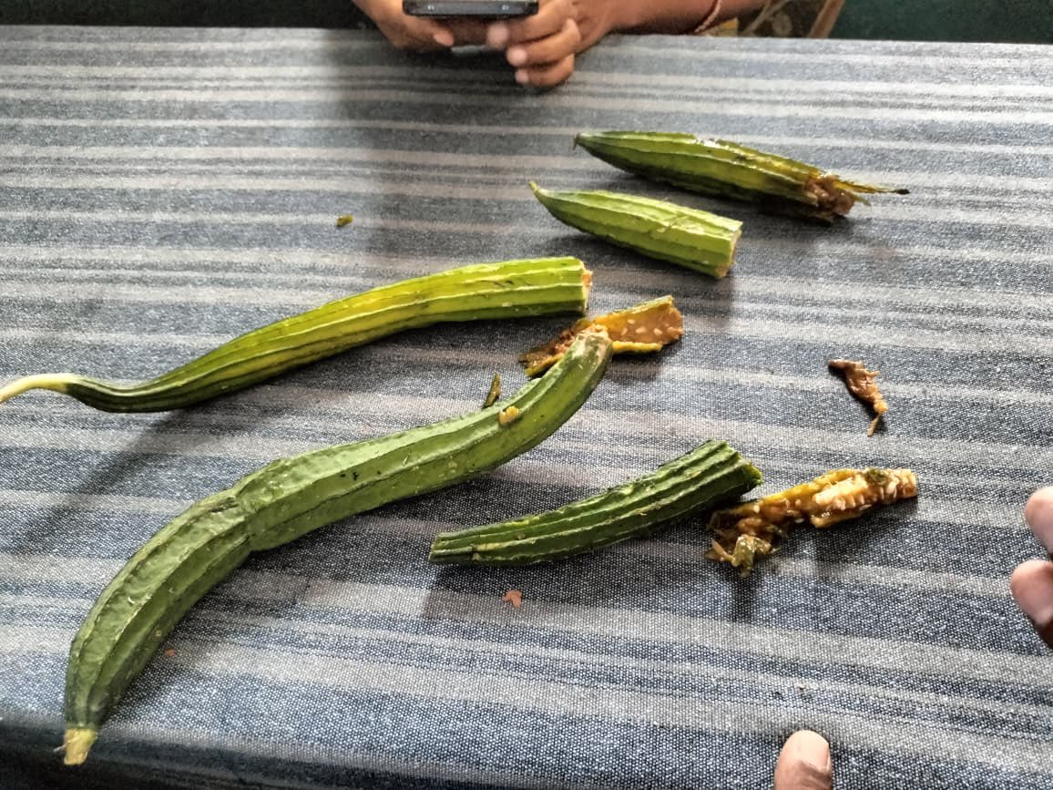 TeluguScribe's tweet photo. గురుకుల పాఠశాలలో పురుగుల అన్నం.. పుచ్చిపోయిన కూరగాయలు

గురుకులాల్లో నిత్యం ఫుడ్ పాయిజన్ ఘటనలు జరుగుతున్నా మారని ప్రభుత్వ తీరు

జగిత్యాల జిల్లా మెట్‌పల్లి మండల కేంద్రంలోని తెలంగాణ సోషల్ వెల్ఫేర్ గర్ల్స్ రెసిడెన్షియల్ పాఠశాలలో విద్యార్థినులకు పురుగుల అన్నం, పుచ్చిపోయిన కూరగాయలతో భోజనం

దీనిపై వివరణ కోరిన పత్రికా విలేకరులపై, “అడగడానికి మీరెవరు? మీరు ఎందుకు లోపలికి వచ్చారు?” అంటూ రెచ్చిపోయిన ప్రిన్సిపాల్ డి. మాధురి

530 మంది విద్యార్థినులు ఉన్న పాఠశాలలో కల్తీ, నాణ్యతలేని ఆహారం

గతంలో ఇదే పాఠశాలలో బాలికలను శారీరకంగా వేధించి, పోక్సో కేసులో బుక్కైన ఉపాధ్యాయుడు

గురుకుల బాలికల పాఠశాలలో నిత్యం వివాదాలు జరుగుతున్నా కూడా మారని అధికారుల తీరు
