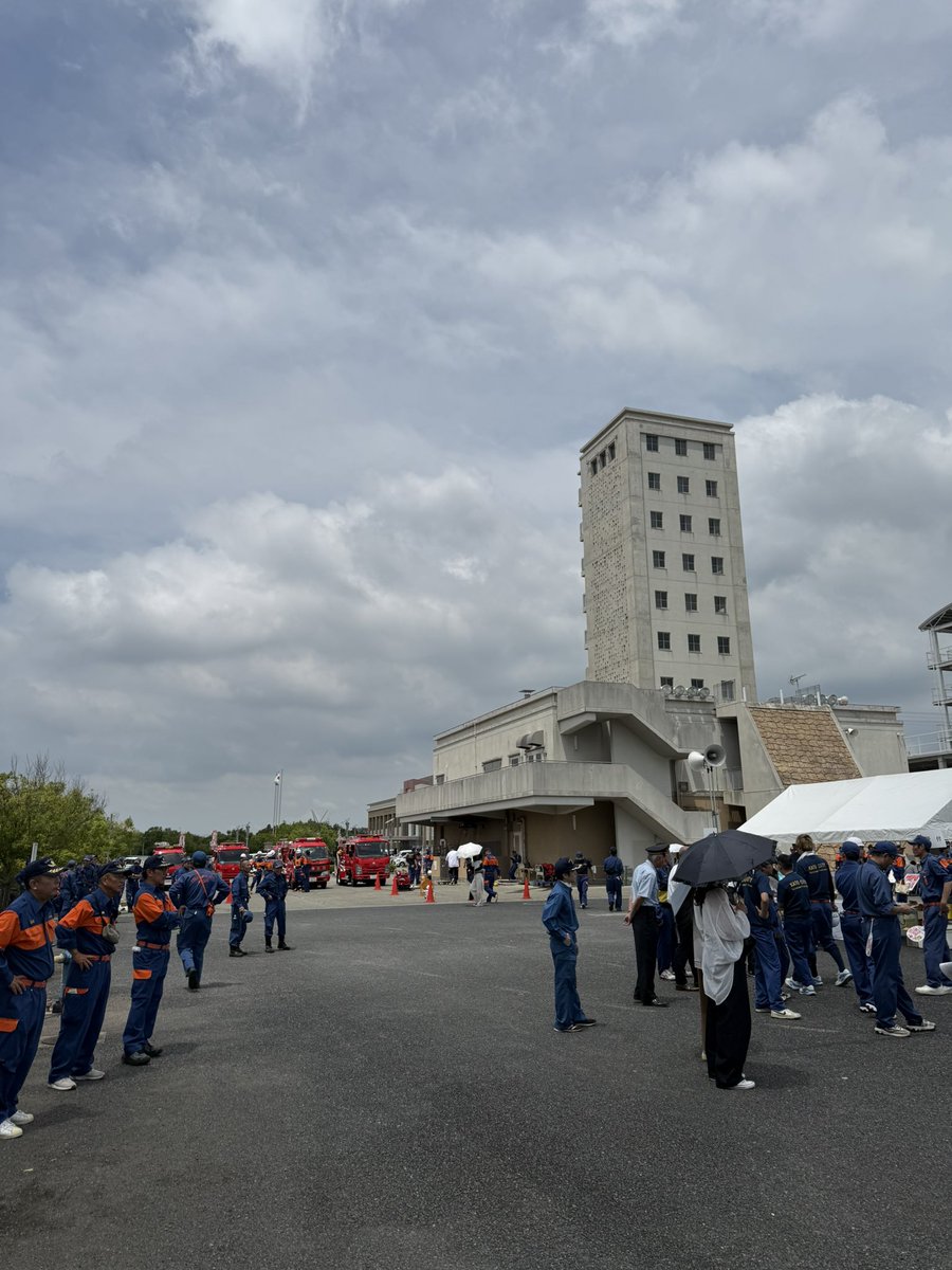 ikepyon606's tweet photo. 今日は朝早くから三木市の防災センターで消防団の操法の県大会がありました。うちの地区代表は残念ながら2位で全国は逃しました。この開会式の時齋藤知事の挨拶時すごい罵声が外部から浴びせられて進行的には迷惑でした。 https://t.co/cwNcbJ52q9