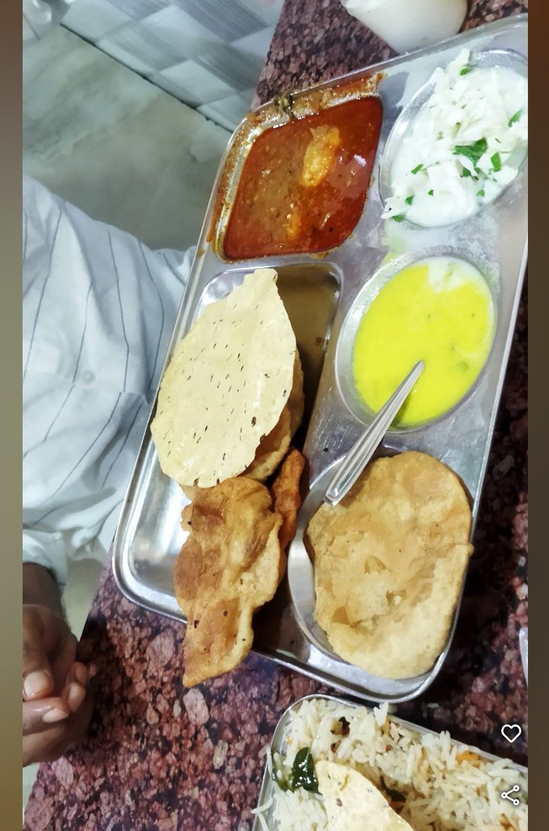 mibalajijoshi's tweet photo. @saurabhkoratkar बरोब्बर आमच्याकडे पोहे,उपमा,लोक घरी खातात, सगळीकडे फक्त खिचडी, पुरीभाजी, आलुबोंदा, मूग वडा, भजे, समोसे, आणि सगळ्या सोबत , तर्री वाली अलुची (बटाटा) भाजी, कडी, आणि कोशिंबीर असते आमच्याकडे.
तर्री आणि कॉफी रक्त वाहते सगळी कडे मराठवाड्यात. https://t.co/9QC90QpIhb